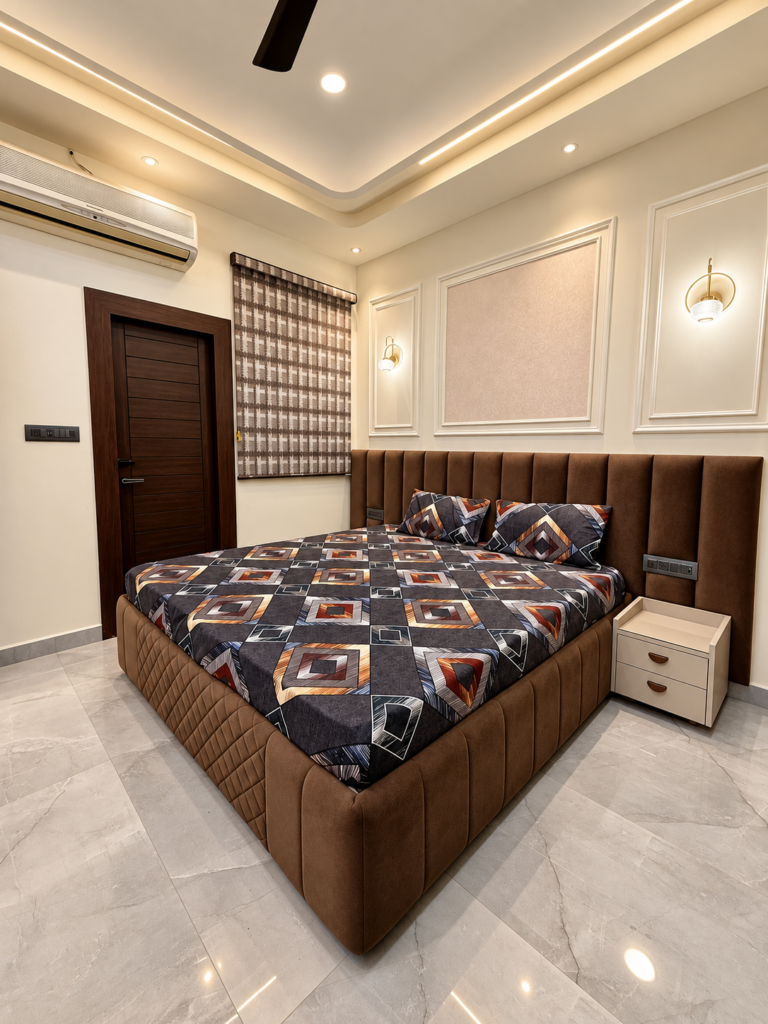 Wooden bed with wall moulding in a bedroom by Home Design Ping, Lucknow