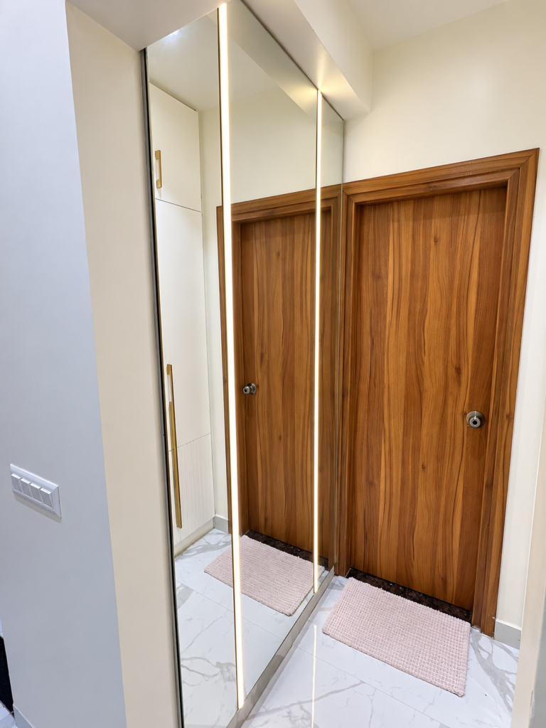 Entryway with mirrored wardrobe wood door, Vrindavan Yojna, Lucknow