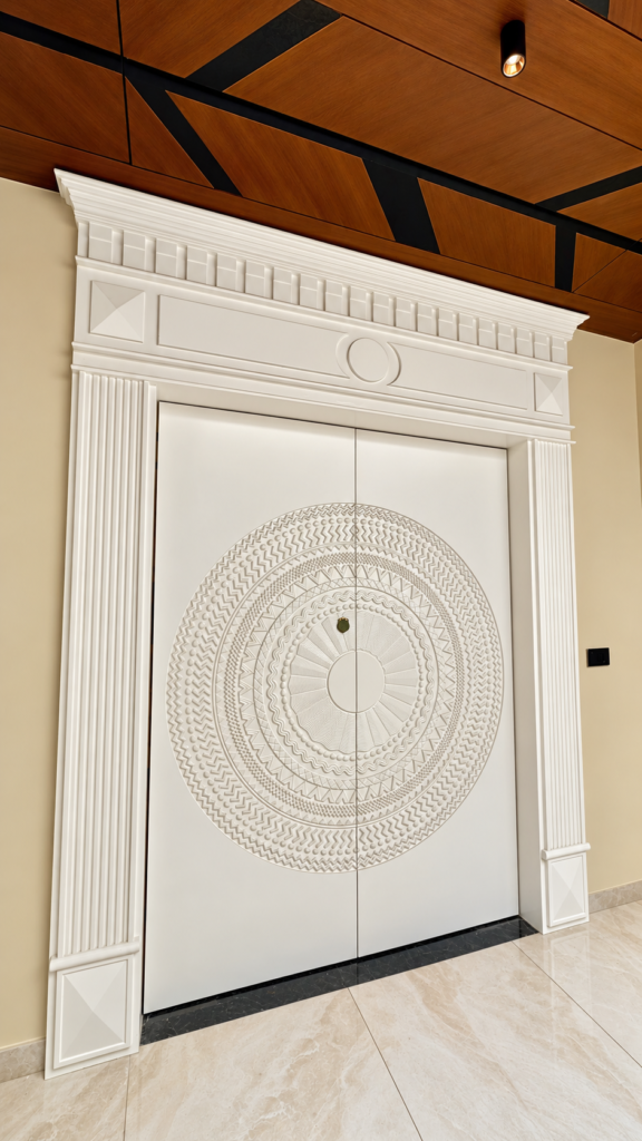 Hallway with arched wall panel, Sarojini Nagar, Lucknow